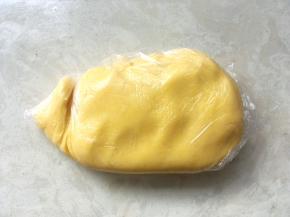 将面糊装入保鲜袋，冰箱冷藏半个小时