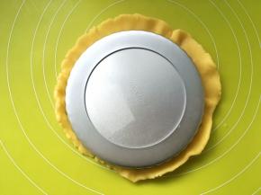 之后将模具倒扣，轻压模具，将多余的面糊裁掉