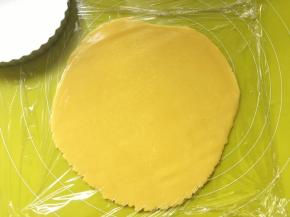 用擀面杖擀成圆片