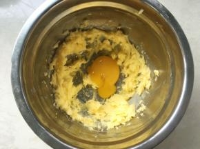 加入一颗蛋黄，用打蛋器打发均匀