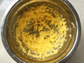 用打蛋器充分打发均匀，蛋黄糊蓬松