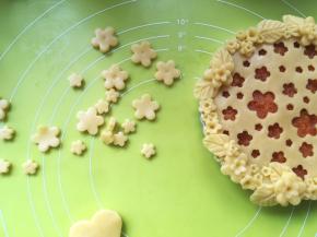 压过的面团可以重新擀成薄片，继续压花朵，烤箱预热180度