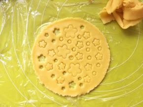 用花朵模具在圆片内压出多个大小不同的花朵