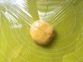 冰箱取出冷藏的面团，取三分之二面团，上下盖保鲜膜