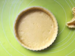 整理下蛋挞的边缘，挞皮边缘的厚度要均匀