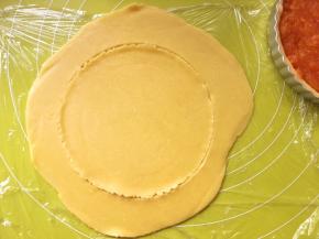 将挞模放在面片上，用刀划出圆形