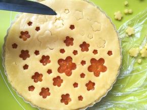 之后将圆片盖在挞模上，用刀将花朵扣下来，尽量小心一些，花朵可以留着黏在挞模的边缘