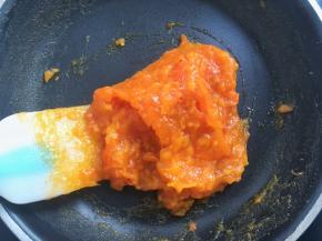 将柿子酱炒干，柿子酱浓稠，关火放一旁备用