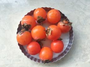 我用的小柿子，特别甜，将柿子洗干净，去掉柿子把跟柿子皮，熟透的柿子很好脱皮的