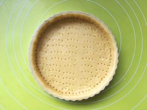 用叉子在挞的底部叉上均匀的洞洞