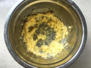 加入糖粉，先搅拌均匀，之后用打蛋器打发至蓬松状态