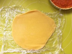 剩下的面团盖保鲜膜擀成圆片