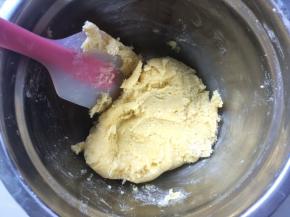 用刮刀切拌均匀，无干粉颗粒