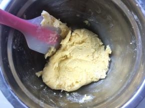 用刮刀切拌均匀，无干粉颗粒
