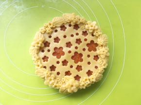 将花朵跟树叶都装饰在挞的周围