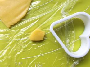 用心形模具的尖尖部分压出形状，之后将顶部对捏，捏成树叶的形状