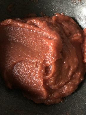 小火一直炒 不要糊了 炒到地老天荒 抱团搅不动的时候 停止 不是图片的状态哈 要尽量的干 否则不成形  凉透 少沾一点凉开水 搓球 后面的过程没拍照 你做的时候 就知道了 没法拍 