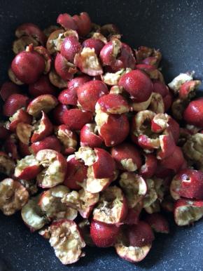 去核去蒂 一会要打泥的 所以 怎么快怎么操作 我做了二斤山楂 这一步就用了40分钟 如果是比较小的山楂 时间还要长些