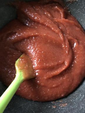 好了 艰苦的部分到了 用不粘锅 开始炒打好的山楂果泥 