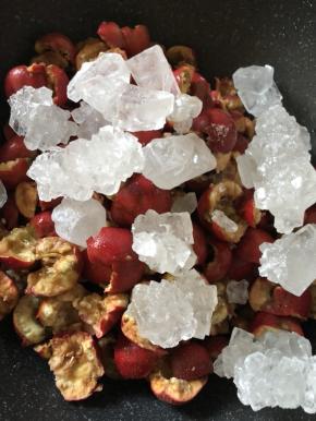 加入冰糖 看山楂的甜度 不够的话 后期还可以加