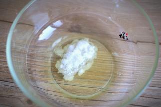 蛋清加白糖，打发至软性发泡