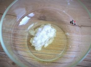 蛋清加白糖，打发至软性发泡