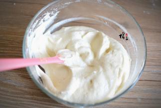 加玉米淀粉，打发至硬性发泡