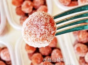 按你喜欢的大小 搓成球 滚上砂糖 装盒 密封保存  