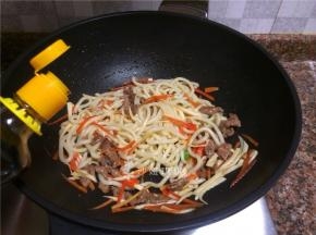 倒入适量生抽翻炒10秒。