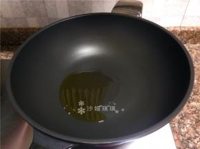 热锅倒油烧至八成热。