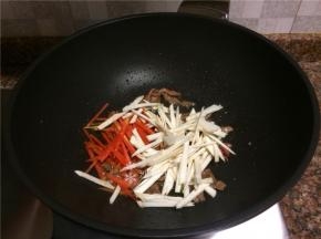 放入胡萝卜和杏鲍菇翻炒30秒。