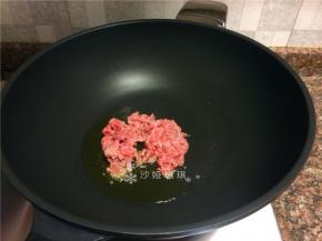 放入牛肉快速翻炒变色断生。
