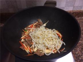 放入乌冬面翻炒30秒。
