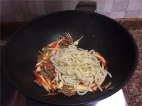 放入乌冬面翻炒30秒。