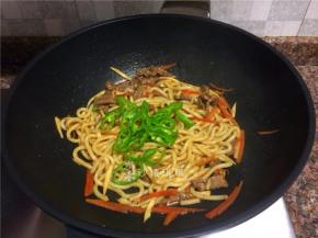 放入青椒翻炒30秒。