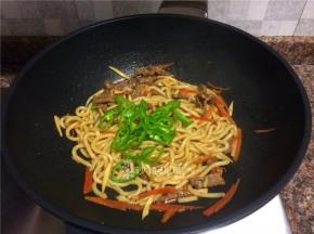 放入青椒翻炒30秒。