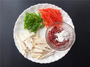 将各种配菜切丝，牛肉切丝加入适量淀粉和香油拌匀。