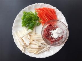 将各种配菜切丝，牛肉切丝加入适量淀粉和香油拌匀。