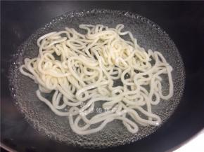 乌冬面煮2分钟后捞出沥干水份备用。