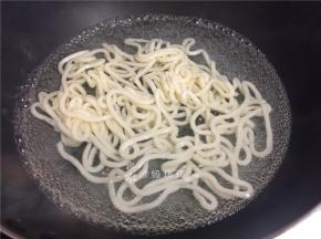 乌冬面煮2分钟后捞出沥干水份备用。