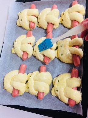 发酵好的面包胚均匀的，薄薄的，刷一层蛋液。烤箱开始预热200度10分钟！