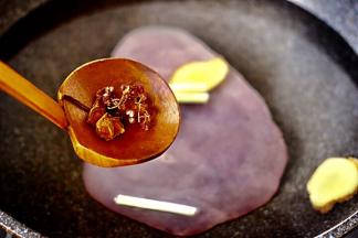 加入花椒和八角。