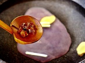 加入花椒和八角。