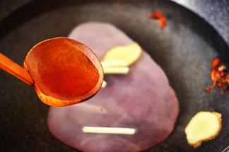 再倒入剩下的10克料酒去味提鲜。