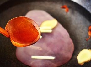 再倒入剩下的10克料酒去味提鲜。