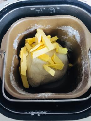 放入软化的黄油。