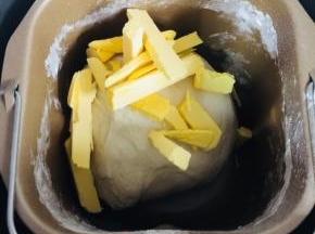 放入软化的黄油。