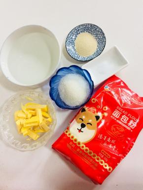 准备好主面团所需的材料: 面包粉500克，酵母6克，水320克，白糖60克，盐2克，黄油50克！