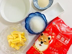 准备好主面团所需的材料: 面包粉500克，酵母6克，水320克，白糖60克，盐2克，黄油50克！