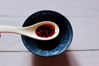 加入自制的辣椒油。
